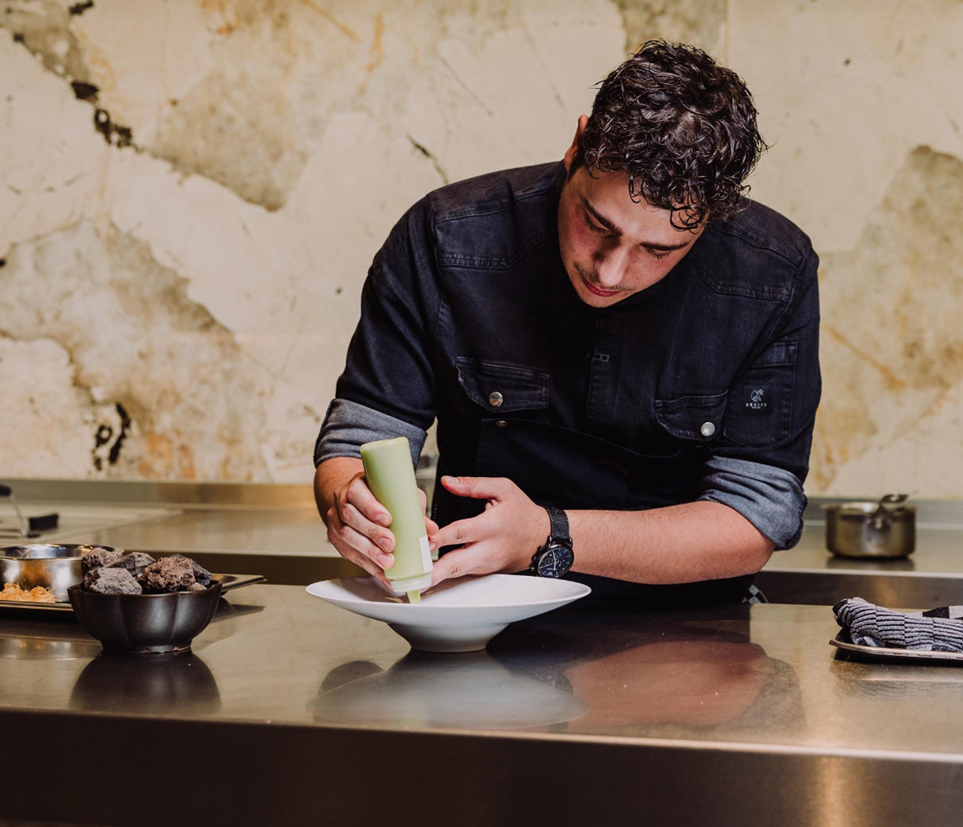 Chef-kok Sebastiaan Follong aan het werk.