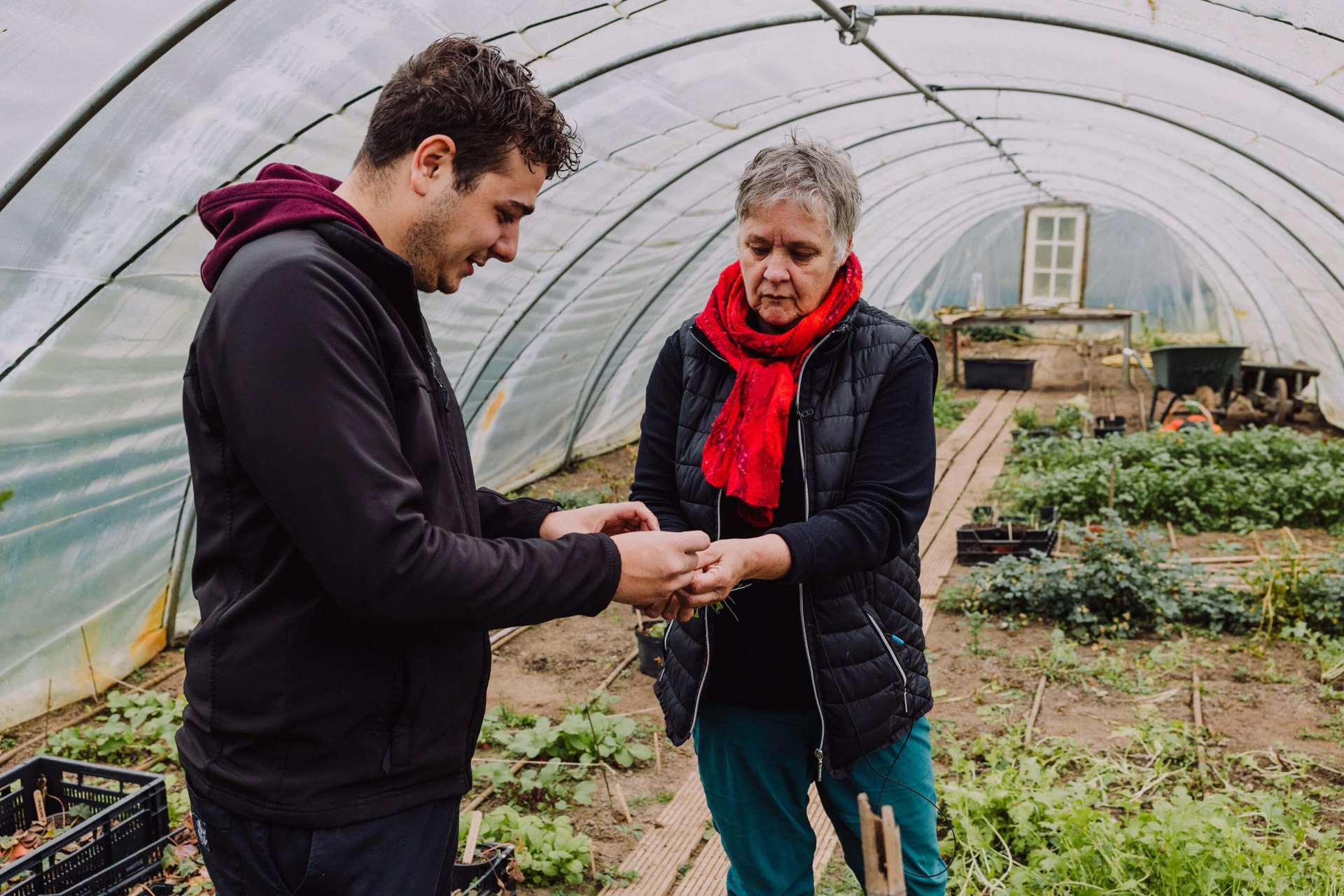 Chef-kok Sebastiaan Follong met Bernadette van zorgboerderij De Hagert, leverancier van de groenten en kruiden voor restaurant Spoon in Cuijk.